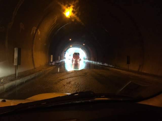 BUS BLOCCATO DALL’ALLAGAMENTO SOTTO IL TUNNEL DI COLLEMAGGIO