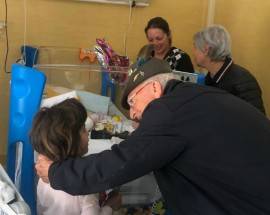 L’AQUILA: ALPINI IN PEDIATRIA CONSEGNANO UOVA DI PASQUA AI PICCOLI PAZIENTI