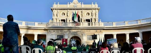 ALPINI ALL’AQUILA: BORRELLI ALL’OMAGGIO DEL DECENNALE, 7 MILA PENNE NERE AL CORTEO