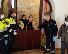 COVID: GRUPPO ALPINI L’AQUILA CONSEGNA UOVA CIOCCOLATO A DOMICILIO