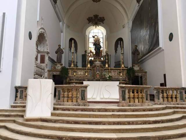 SPIAZZA L’ALTARE MODERNO A SAN BERNARDINO LA DESIGNER: ”MEGLIO NON SCIMMIOTTARE”