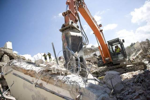 A L’AQUILA MACERIE DI AMATRICE: INTERINALI ASM, ”CI RINNOVINO I CONTRATTI”