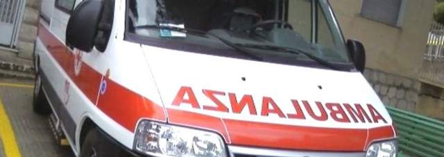 SI SCHIANTA SU UNA LEGNAIA E L’AUTO PRENDE FUOCO, 19ENNE GRAVISSIMO