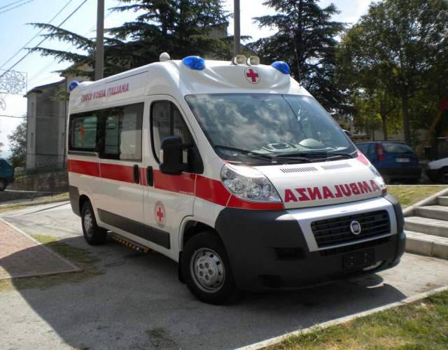 OPERAIO SI TRANCIA DUE DITA SPOSTANDO CARRELLO NEGOZIO