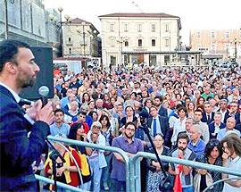 ELEZIONI L’AQUILA: DI BENEDETTO ATTACCA IN PIAZZA, PIENONE AL COMIZIO