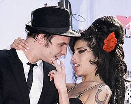 COCKTAIL DI ALCOL E DROGA, IN COMA L’EX MARITO DI AMY WINEHOUSE