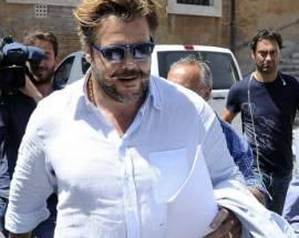 BATTUTE SUI GAY E AGGRESSIONE A GIORNALISTA, SALTA LO CICERO ASSESSORE