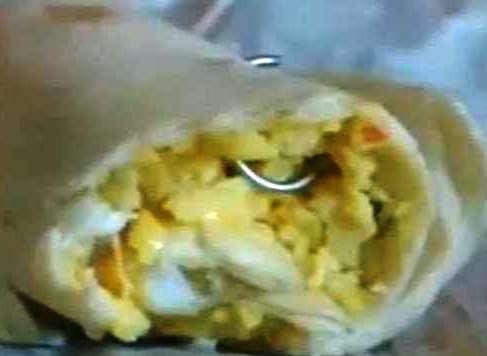 ORDINA UN BURRITO DA MC DONALD E DENTRO CI TROVA UN ANELLO DI FERRO