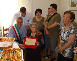 PINETO: NONNINA ANNUNZIATA SPEGNE CENTO CANDELINE