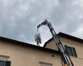 L’AQUILA: SPUNTA ANTENNA TELEFONIA SOPRA PALAZZO STORICO PIAZZA CHIARINO