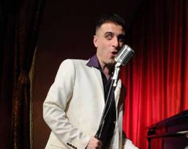 LANCIA SGABELLO DAL PALCO, CANTANTE MANDA TURISTA ALL’OSPEDALE