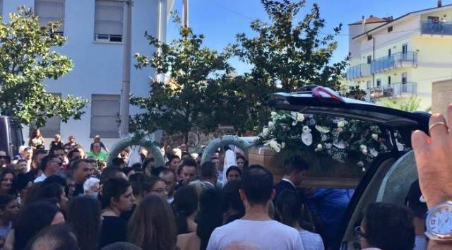 OMICIDIO IN PUB MONTESILVANO, FOLLA AI FUNERALI DEL 21ENNE MENTRE E’ ANCORA CACCIA ALL’ASSASSINO