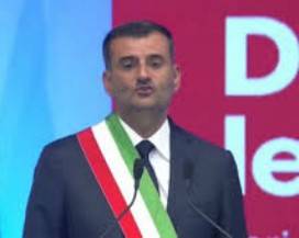 COMUNI: DECARO RIELETTO PRESIDENTE ANCI, SEDIA VUOTA PER IL SINDACO EROE CRESTINI