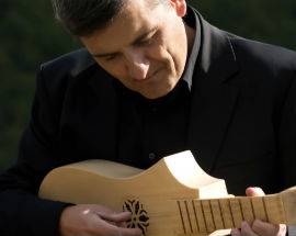 ”LA MUSICA AIUTA A VIVERE MEGLIO”: IL PERCORSO ARTISTICO DEL CHITARRISTA AQUILANO ANTONIO PRO