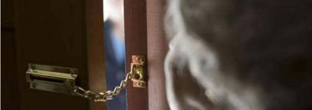 FALSI ADDETTI COMUNALI BUSSANO IN CASA A PESCARA