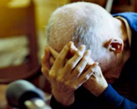 AGGREDISCE PADRE A CALCI E PUGNI, ARRESTATO 40ENNE DI SPOLTORE