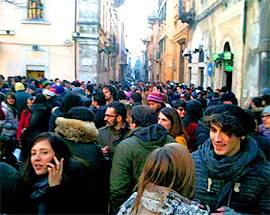 BUON NATALE L’AQUILA! APERITIVO INVADE LA CITTA’ NATA CON L’ABITO DA SERA