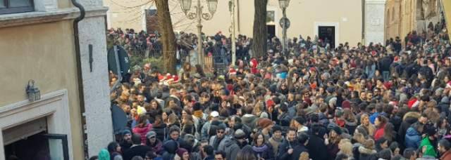 APERITIVO DELLA VIGILIA: IN ALTO I CALICI, IL CENTRO DELL’AQUILA LUOGO D’INCONTRO