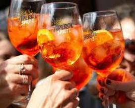 APEROL SPRITZ: L’AQUILA SI TINGE DI ARANCIONE CON IL TOUR DELL’APERITIVO