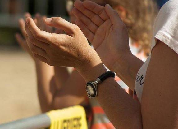 CORONAVIRUS: APPLAUSO PER DIRE GRAZIE A PERSONALE MEDICO, VOLONTARI  E FORZE DELL’ORDINE