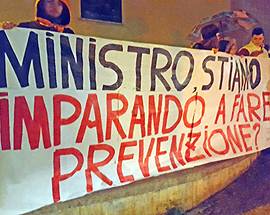 L’AQUILA: STRISCIONE DI PROF E STUDENTI A DELRIO, ”IMPARIAMO PREVENZIONE?”