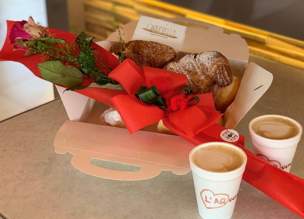 FESTA DELLA MAMMA: ALL’AQUERELLO DELL’AQUILA UNA ROSA ASSIEME A COLAZIONE
