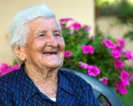 NONNA ARCANGELA SPEGNE CENTO CANDELINE, FESTA GRANDE ALL’AQUILA