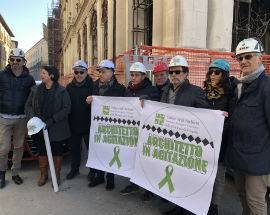 RICOSTRUZIONE PUBBLICA AL PALO: ARCHITETTI IN STRADA ALL’AQUILA, ADESIVI SU EDIFICI IN ATTESA DI LAVORI