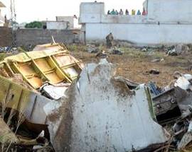 PAKISTAN: PRECIPITA AEREO, 127 MORTI