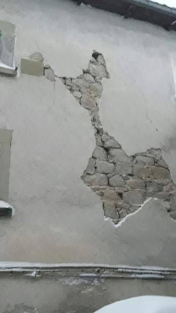 TERREMOTO: AD ARINGO SCATTANO I SOCCORSI ”FAI DA TE”; UN PALAZZO A RISCHIO