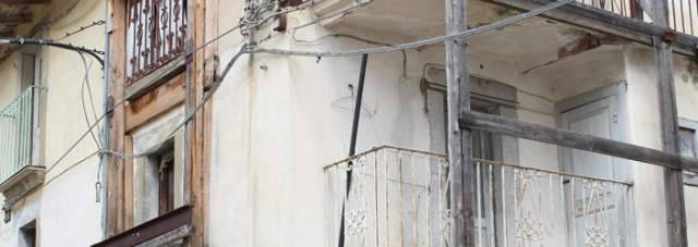 FIGLI DI DUE CRATERI: LE CASE DELL’ALTO ATERNO COLPITE DA DUE TERREMOTI