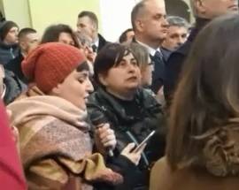 RIGOPIANO: ARISA AI FUNERALI DEI CONIUGI CASTEL FRENTANO, CANTA ‘L’AMORE DELLA MIA VITA’