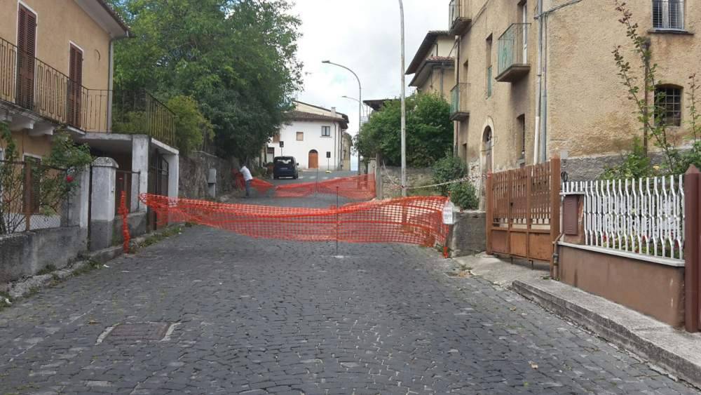 ARISCHIA: STRADA CHIUSA PER RISCHIO CROLLI, ”MA L’ALTERNATIVA E’ PIU’ PERICOLOSA”