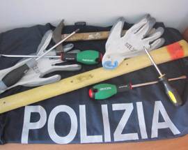 ARNESI DA SCASSO IN AUTO: DENUNCIATI LADRI ‘IN TRASFERTA’