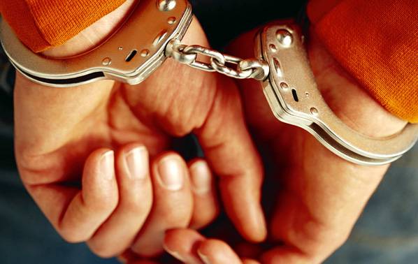 PESCARA: TENTA FURTO IN CASA, MANETTE A PREGIUDICATO