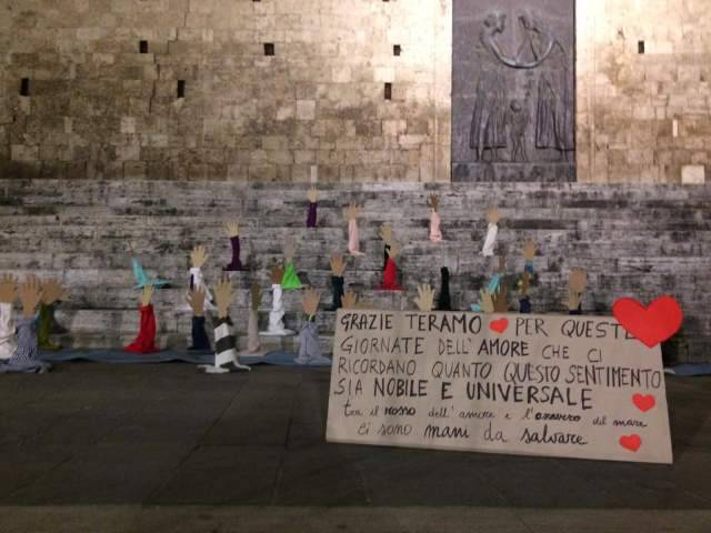 MIGRANTI: ANCHE A TERAMO MANI CHE AFFOGANO IN PIAZZA CONTRO SALVINI