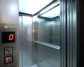 MORTO IN ASCENSORE, PERIZIA NON SCIOGLIE DUBBI SU CAUSE