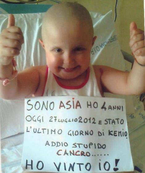BIMBA DI 4 ANNI SCONFIGGE IL CANCRO, LA FOTO COMMUOVE IL WEB
