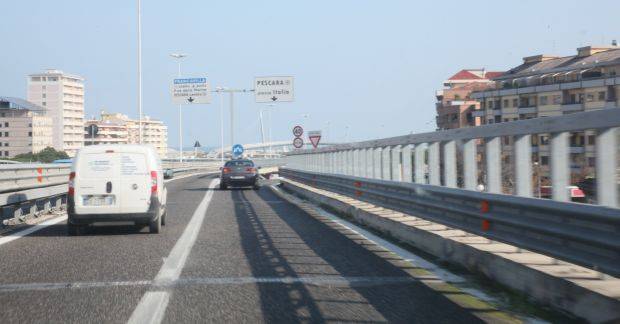 CONTROMANO SULL’ASSE, ANZIANA SEMINA IL PANICO
