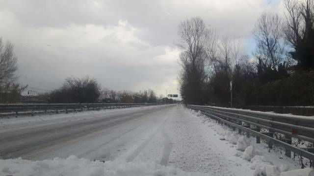 MALTEMPO: NEVE E GHIACCIO SULL’ASSE ATTREZZATO, TIR FERMI E CAOS VIABILITA’