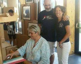 ARTIGIANA DI CAMPOTOSTO TESSE FASCIA TRICOLORE DEL SINDACO DI AMATRICE