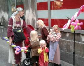 SULMONA: MALE PORTA VIA BUSKER ASTRID, AL VIA RACCOLTA FONDI PER I 4 FIGLI