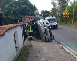 PESCARA: AUTO SI SCHIANTA CONTRO MURO E SI RIBALTA