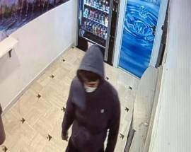 L’AQUILA: ATTO VANDALICO IN CENTRO STORICO, GIOVANI RIPRESI DALLE TELECAMERE