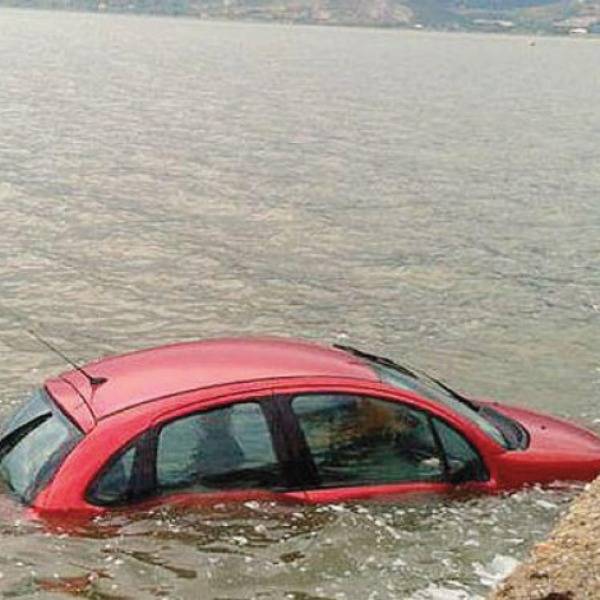 TROPPA PASSIONE: COPPIETTA FINISCE CON L’AUTO NELLA LAGUNA