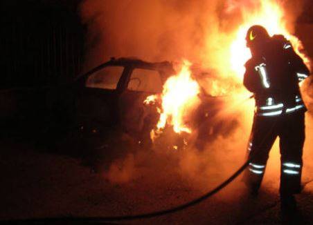 SAN SALVO: A FUOCO QUATTRO AUTOMOBILI, INDAGANO CARABINIERI