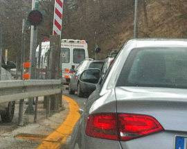 A24: BARRA TELEPASS BLOCCATA, AUTOAMBULANZA RESTA FERMA