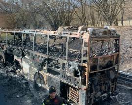 BUS IN FIAMME SU A24, SALVI 30 PASSEGGERI: TRATTO RIAPERTO