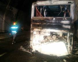 BUS IN FIAMME A24, INDAGINI PER STABILIRE LE CAUSE DELL’INCENDIO
