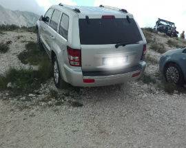 CAMPO IMPERATORE TERRA DI NESSUNO, AUTO IN SOSTA A RIDOSSO DELL’ELIPORTO